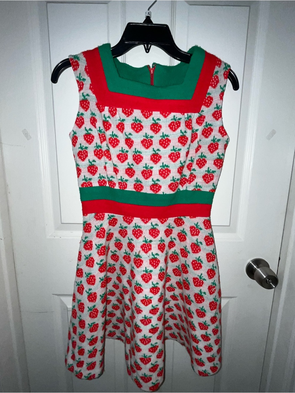 Sleeveless Strawberry-Print Casual Dress in Red & Green